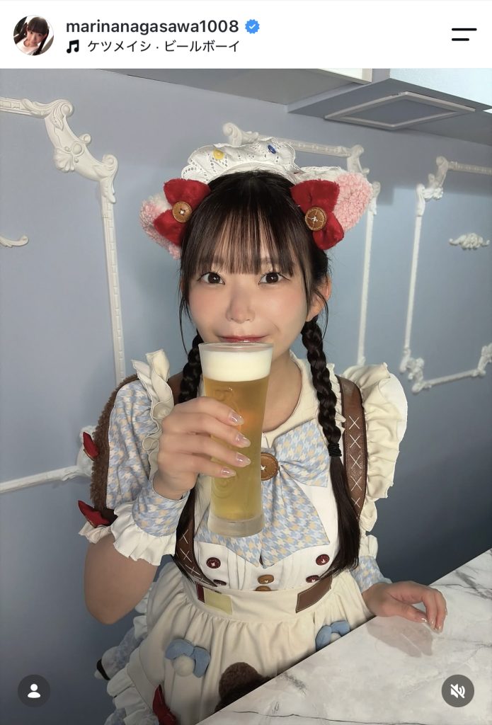 キュートな衣装でビール片手に笑顔を見せる