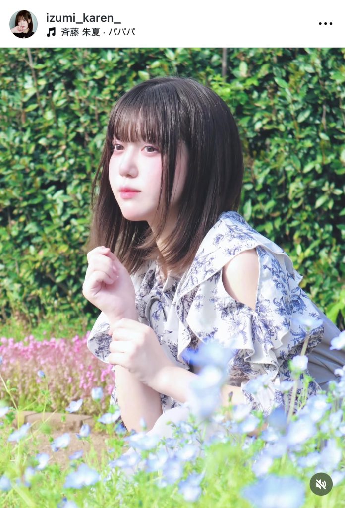 花に囲まれた芳怜ちゃんらしい可憐なカット
