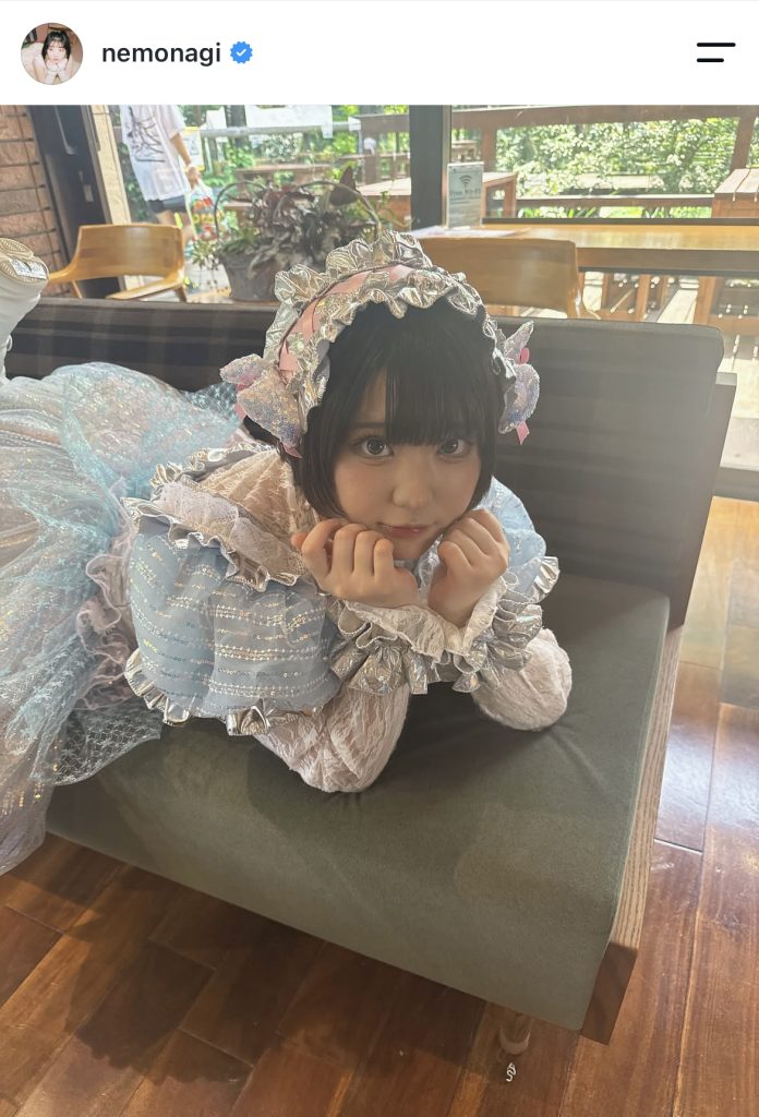 ソファに寝転んでコチラを見つめる