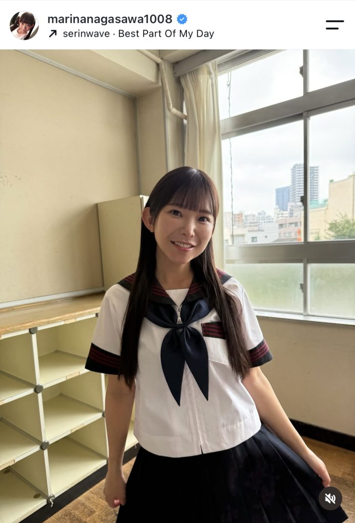 キュートなセーラー服姿も披露