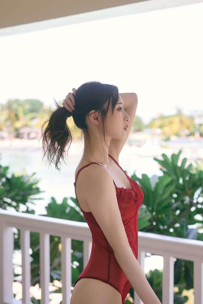 梅山恋和2nd写真集『COCOIRO』より