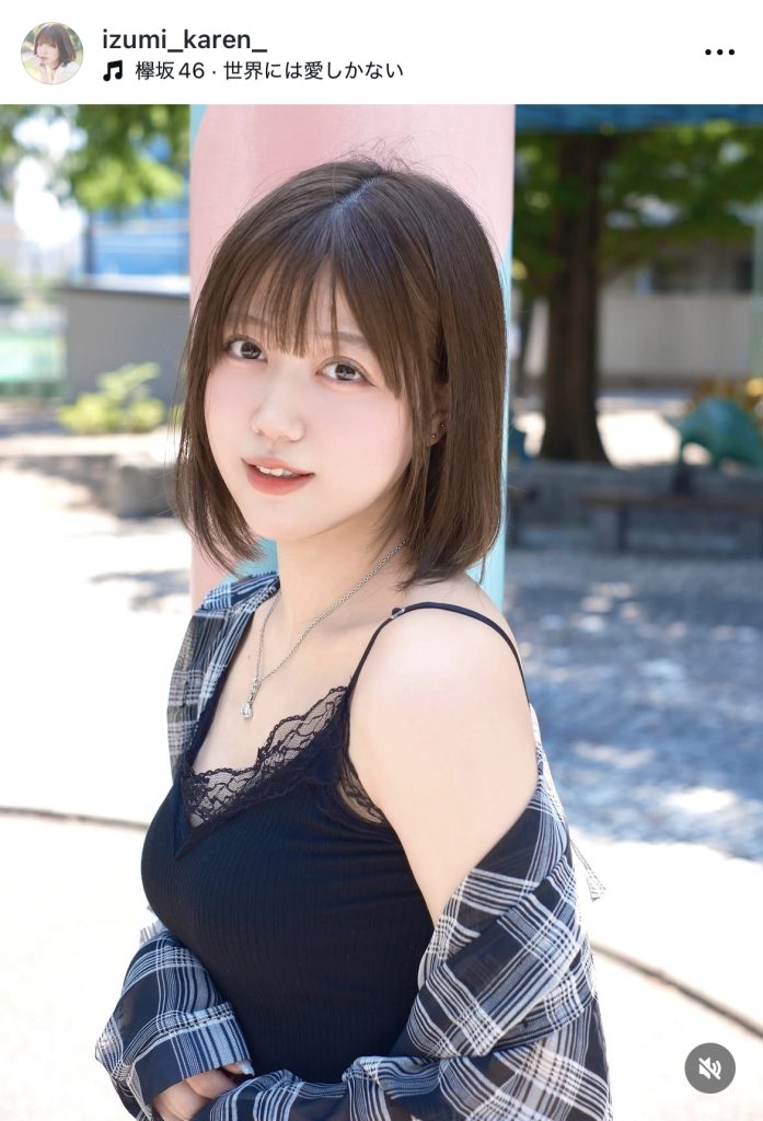 キュートな私服姿で素敵な笑顔を見せる