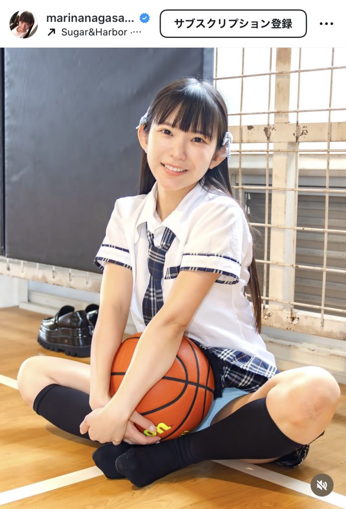 コチラも制服姿で青春っぽさいっぱいの1コマ