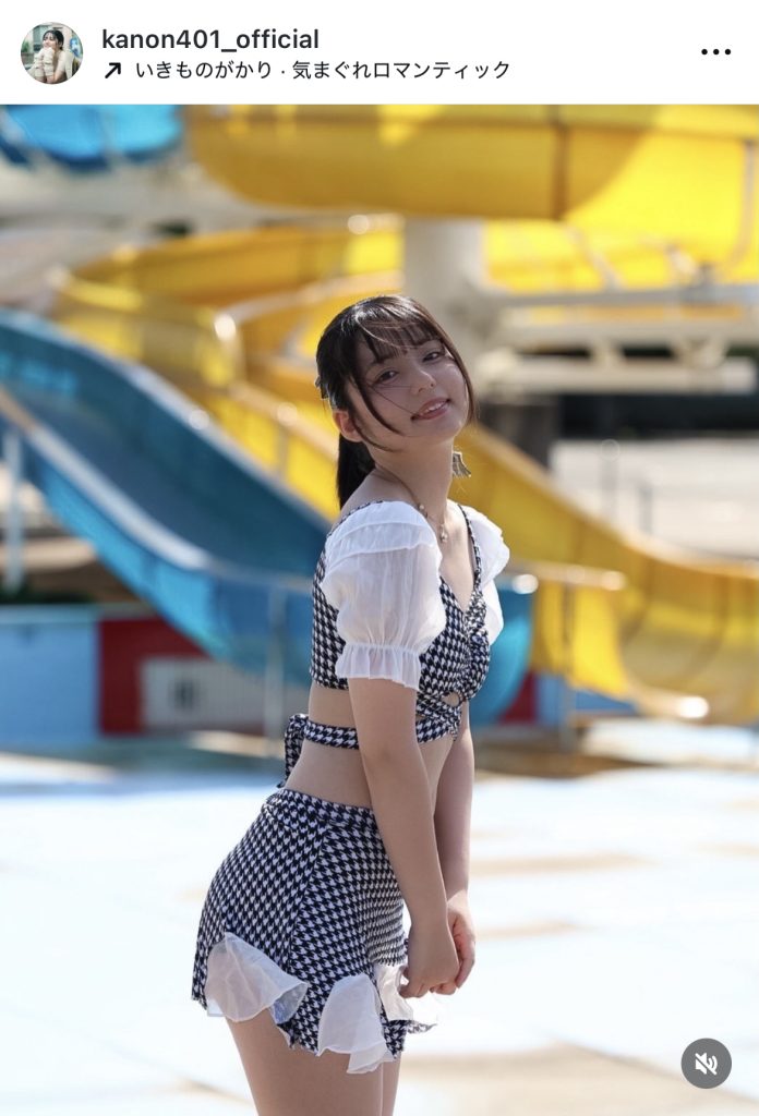 フリフリの水着姿がキュート