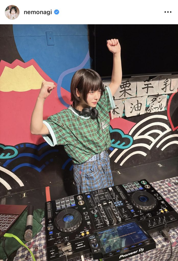 DJブースでノリノリ