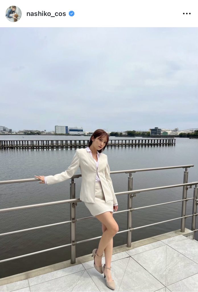 美脚が眩しいスーツ姿