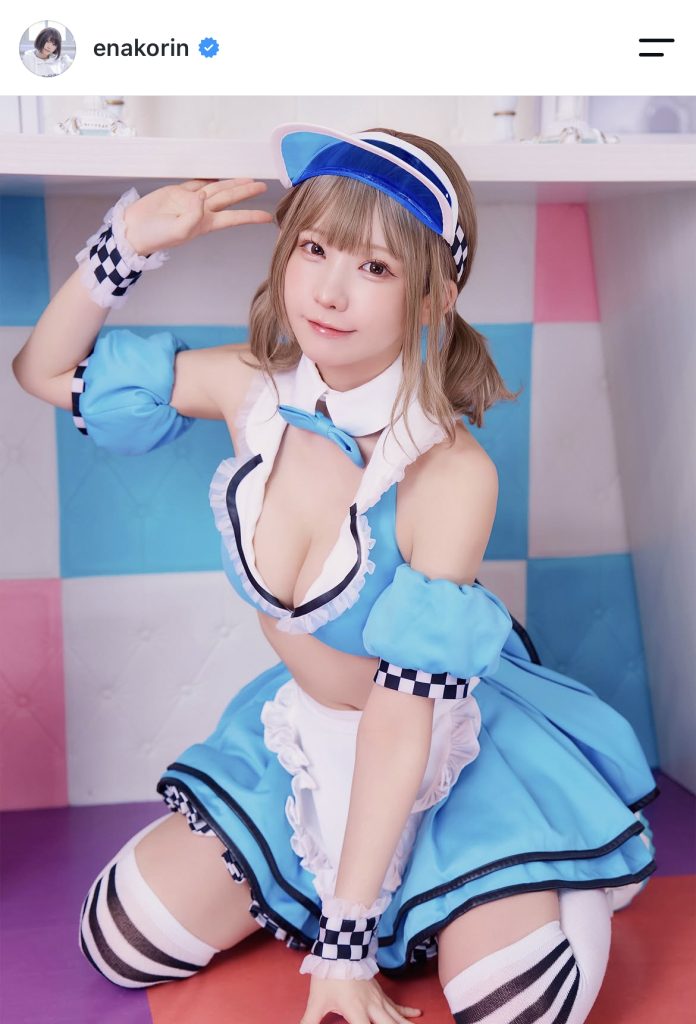 水色の衣装とキュートな笑顔が素晴らしい