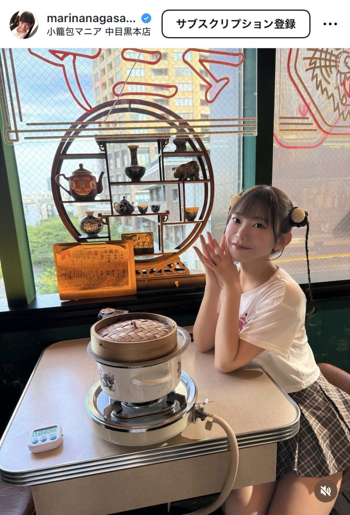 小籠包を前に眩しい太ももがチラッ