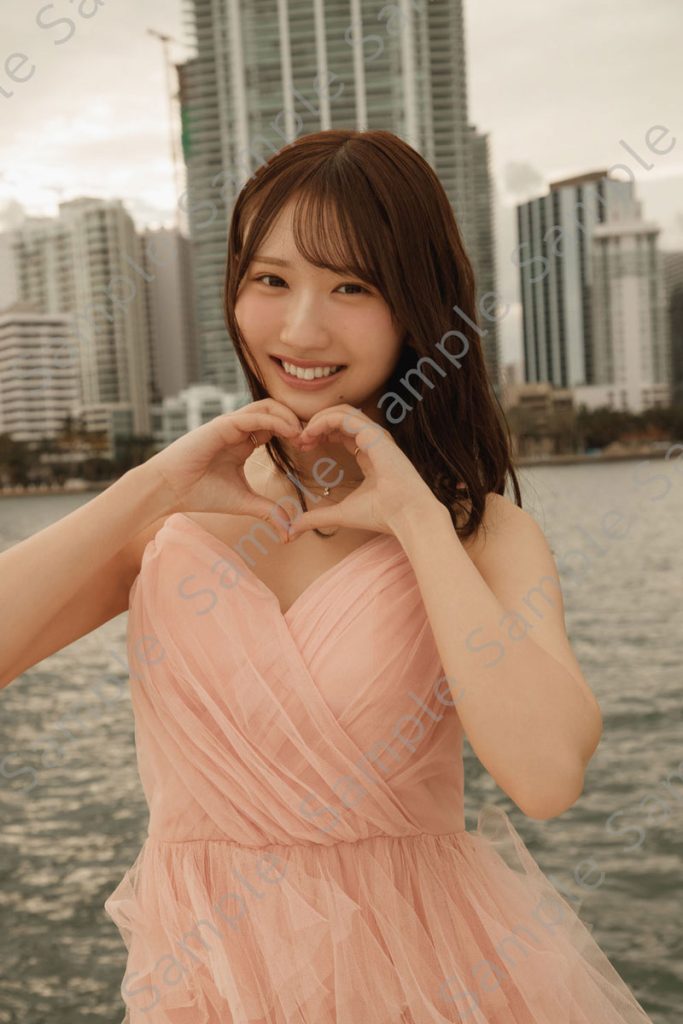 日向坂46藤嶌果歩1st写真集『果実の歩幅』より「お誕生日を祝ってくれたあなたへ」メイキング動画と"感謝の告白動画"が見られるQRコード付き 両A面ポストカード