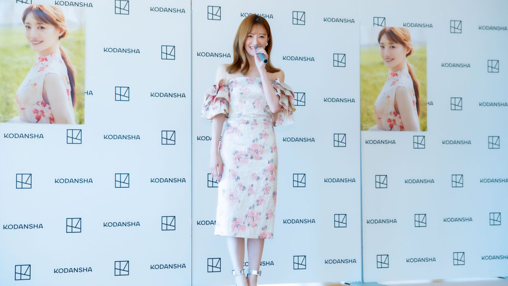 3rd写真集『Bougainvillea』発売記念取材会に出席した中田花奈