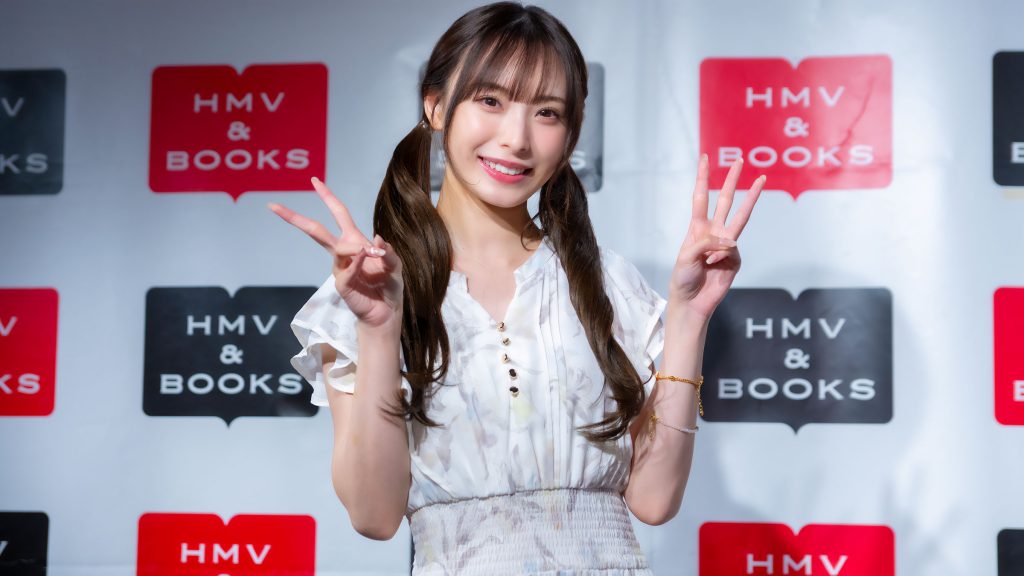 2nd写真集『COCOIRO』発売記念取材会に出席した梅山恋和