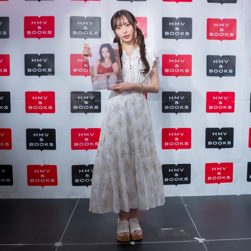 2nd写真集『COCOIRO』発売記念取材会に出席した梅山恋和