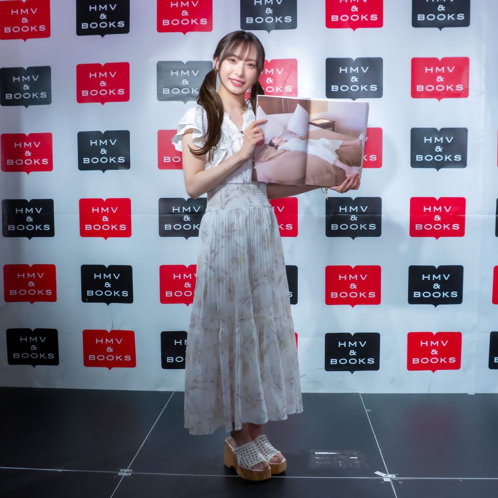 2nd写真集『COCOIRO』発売記念取材会に出席した梅山恋和