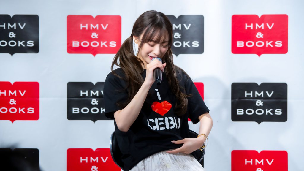 ファンとのトークイベントでは『i ♡ CEBU』Tシャツを着ていた梅山恋和