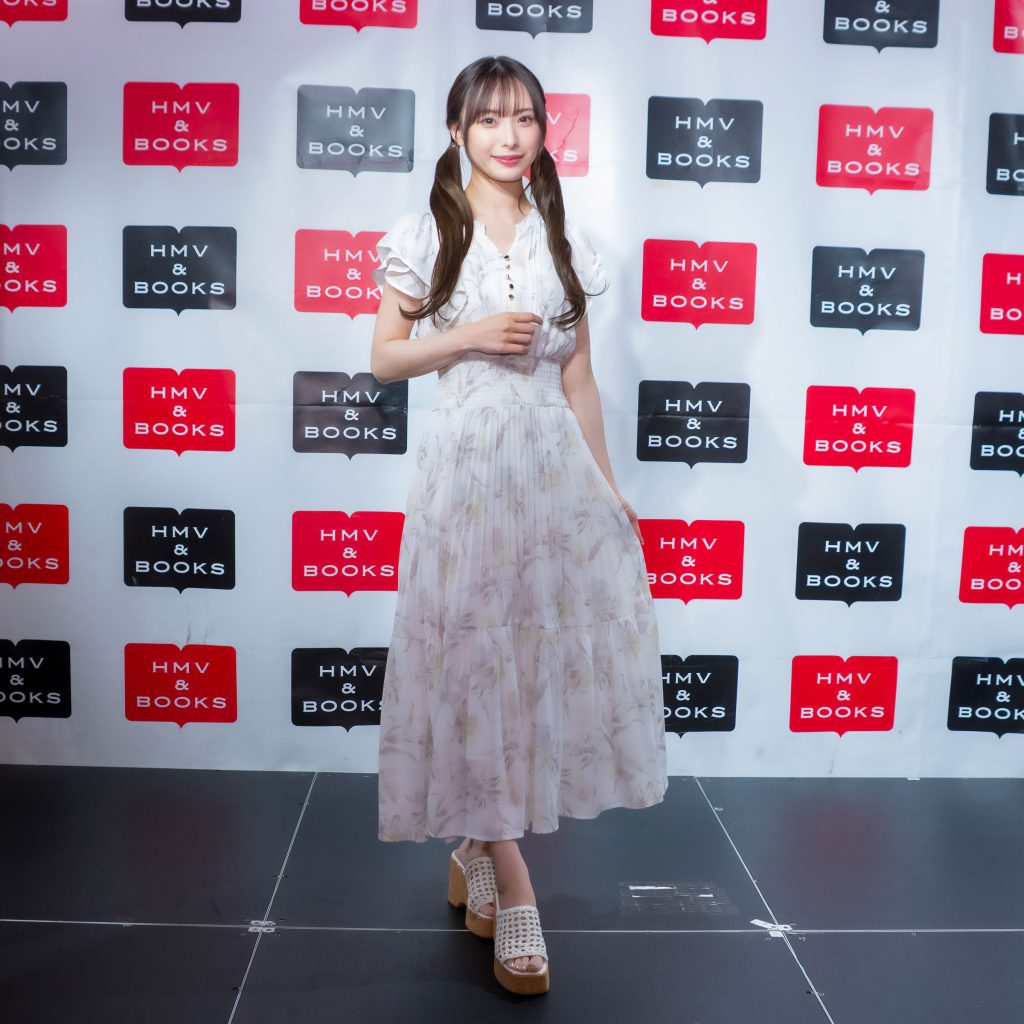 2nd写真集『COCOIRO』発売記念取材会に出席した梅山恋和