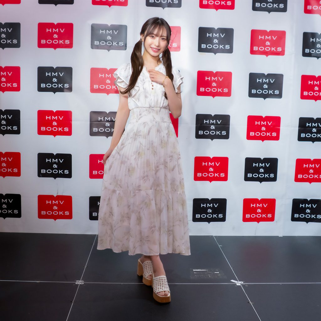 2nd写真集『COCOIRO』発売記念取材会に出席した梅山恋和