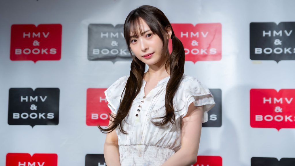 2nd写真集『COCOIRO』発売記念取材会に出席した梅山恋和