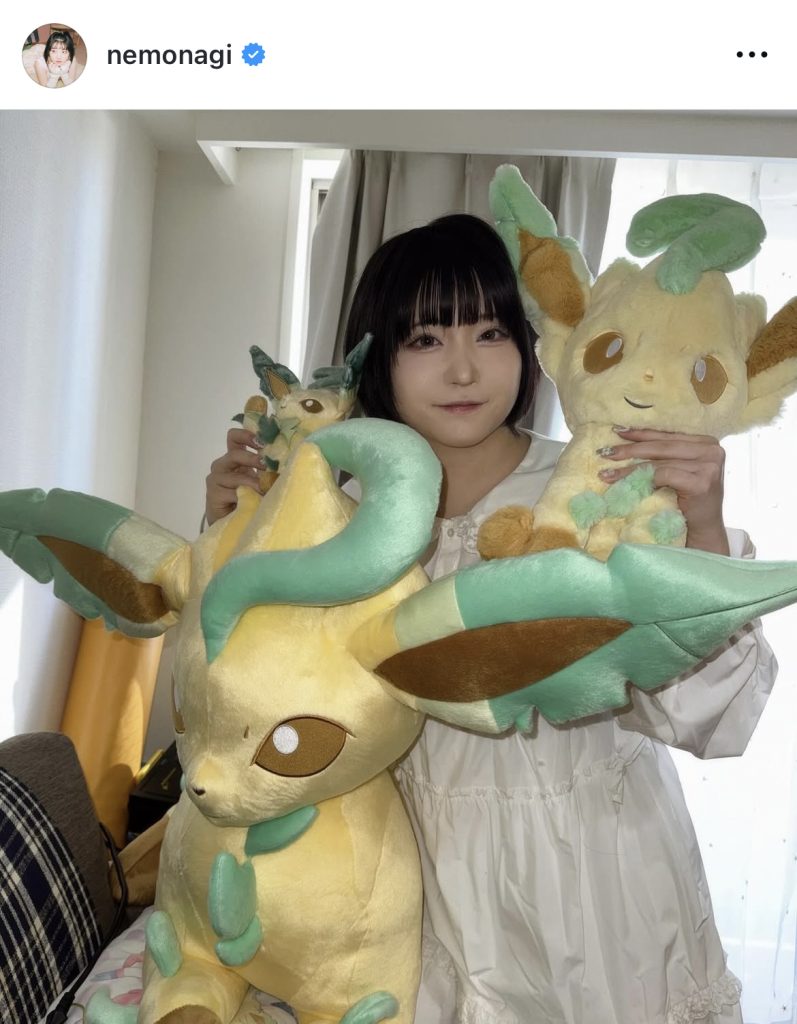 大きなリーフィアのぬいぐるみとのカットを公開