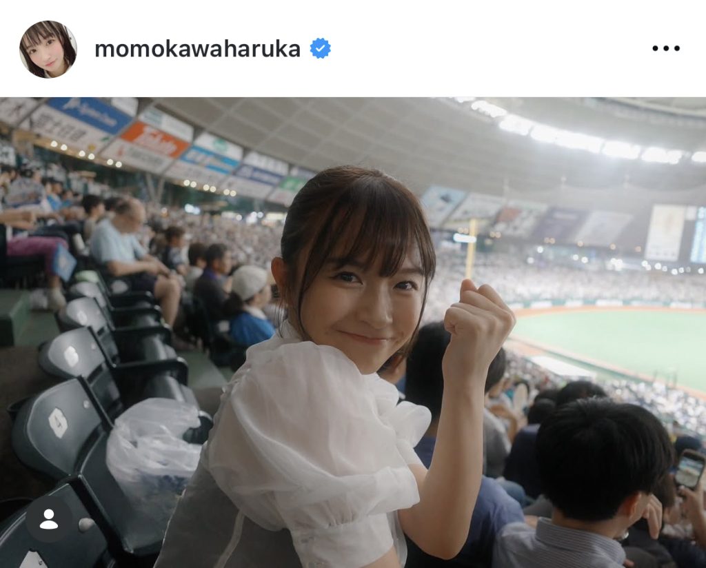 野球観戦中にニッコリ