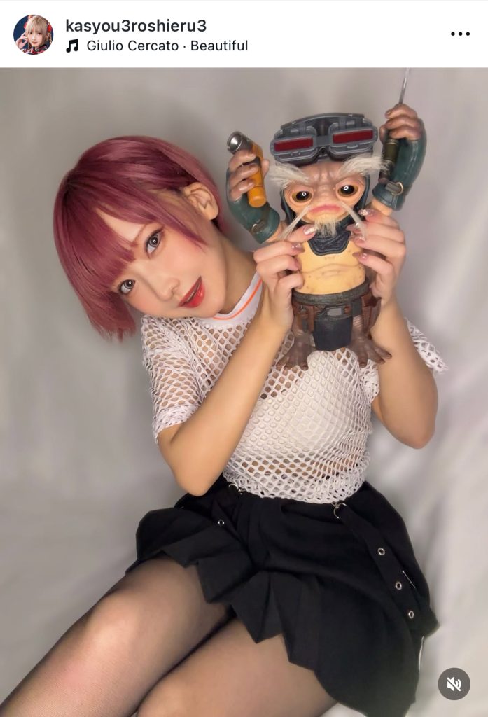 黒ストッキングが眩しい“アンゼラン”との“ツーショット”写真