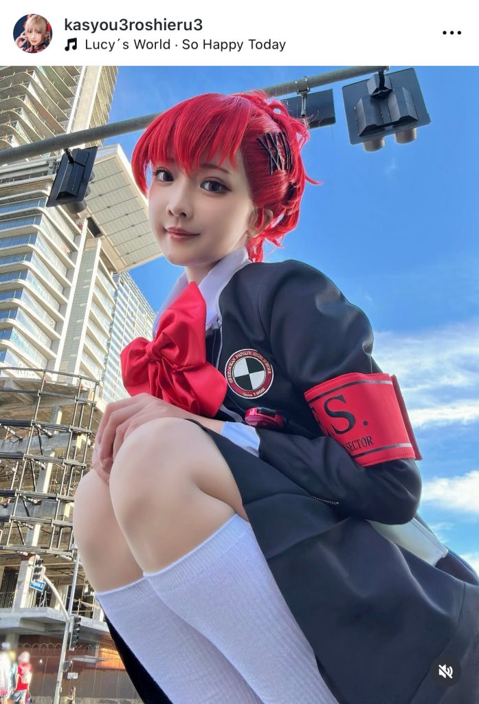 コスプレ姿でちょこんとしゃがむ姿がかわいらしい