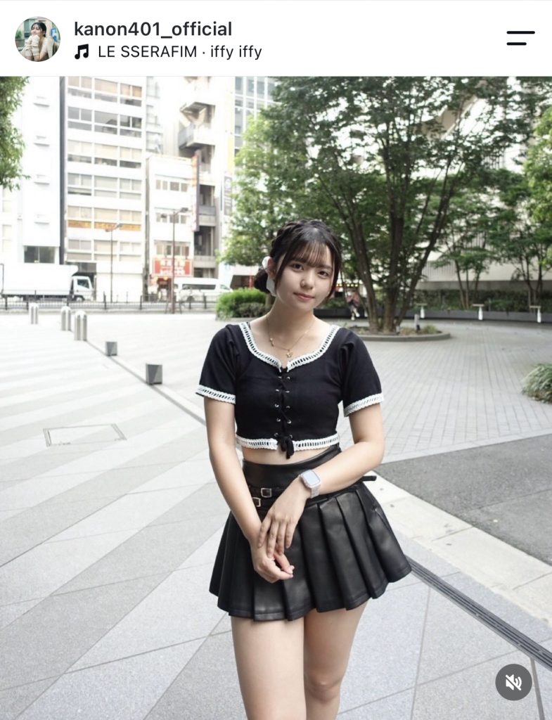 黒のミニスカートで街を歩く