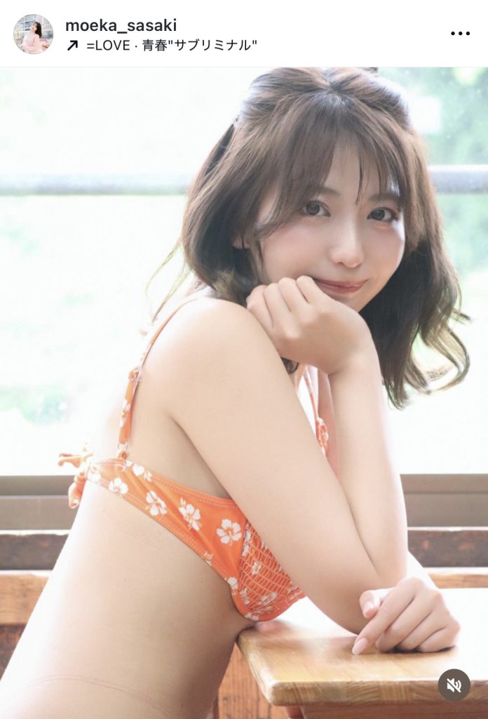 学校を舞台にビキニ姿を披露