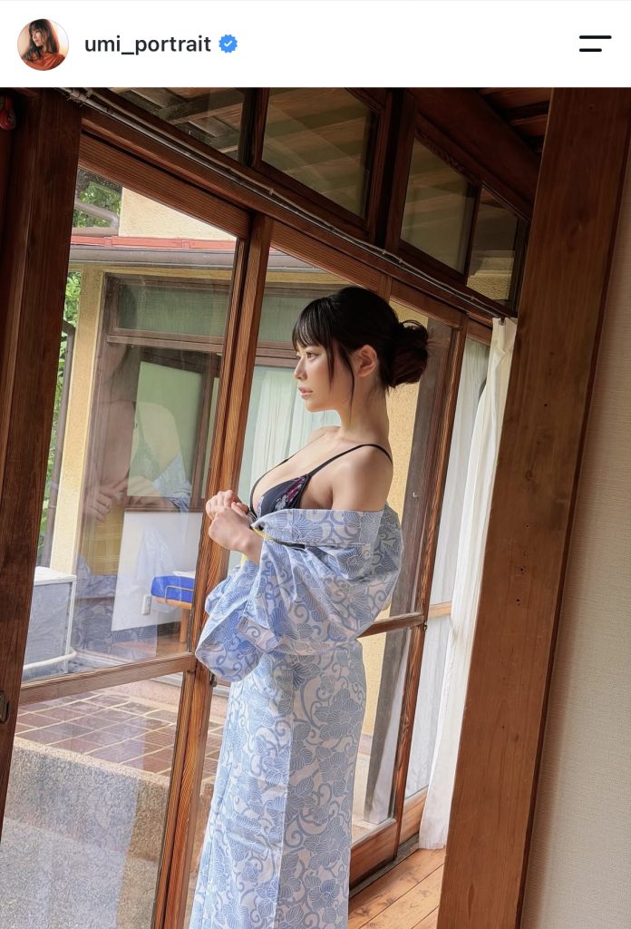 浴衣を脱いでいる姿と表情が芸術的な1枚