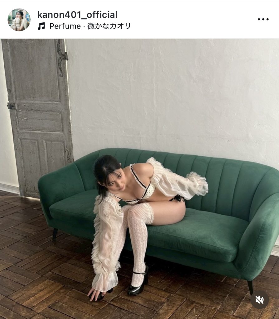 ビキニにニーハイという極上の組み合わせ