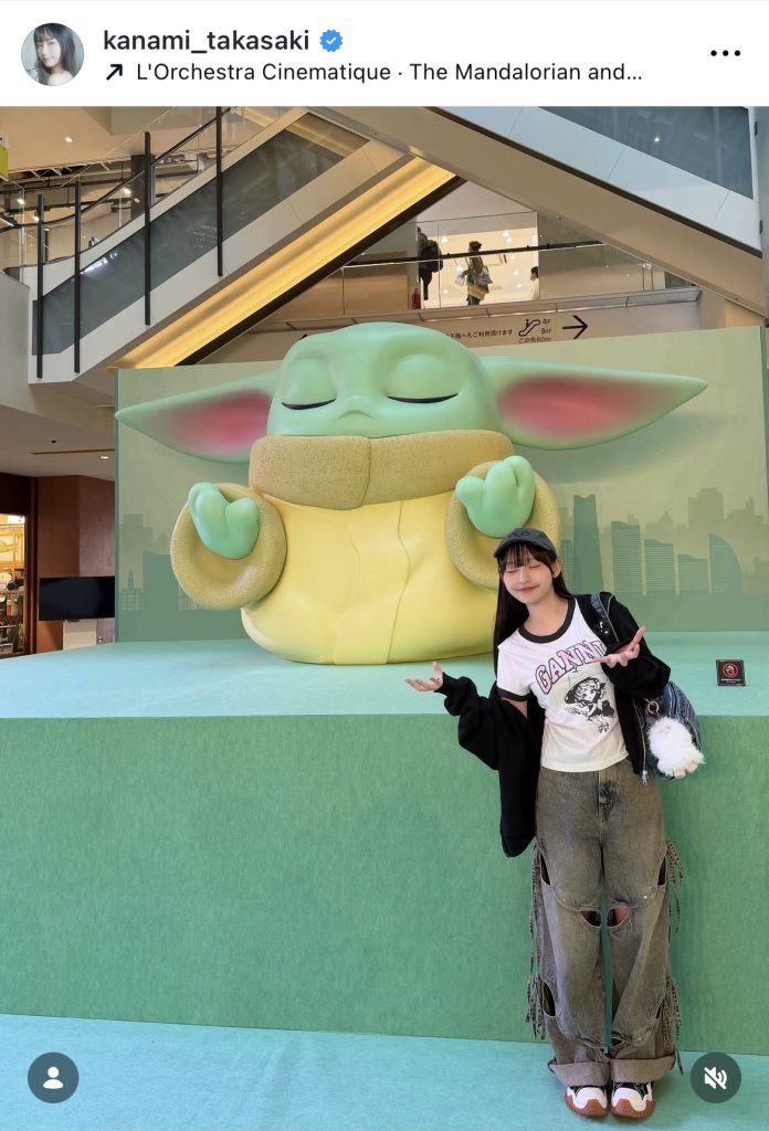 「スター・ウォーズ」のキャラクター“グローグー”と対面して幸せそうな1枚