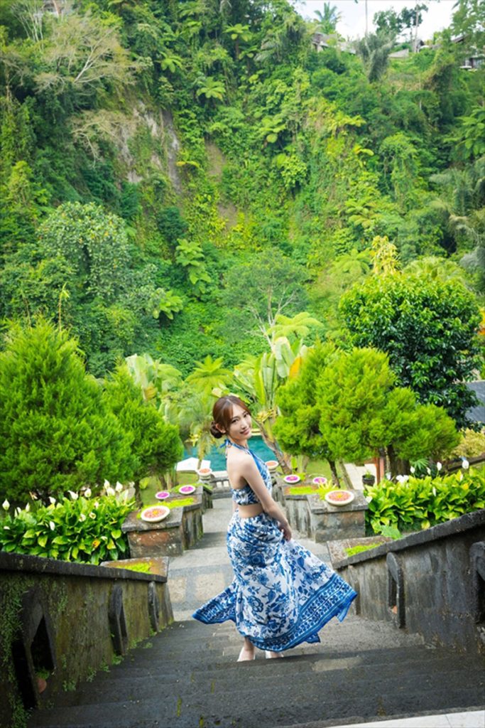 『原かれん1st写真集 どストライク』より