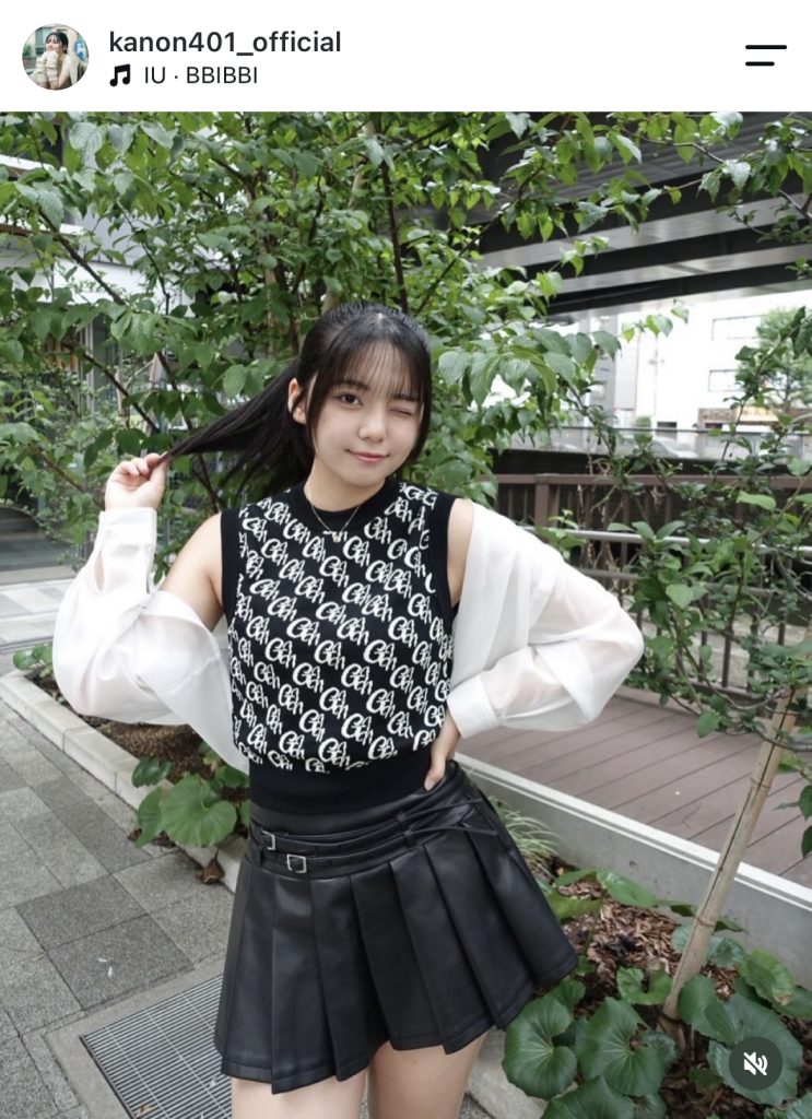 肩と太ももが眩しい私服姿