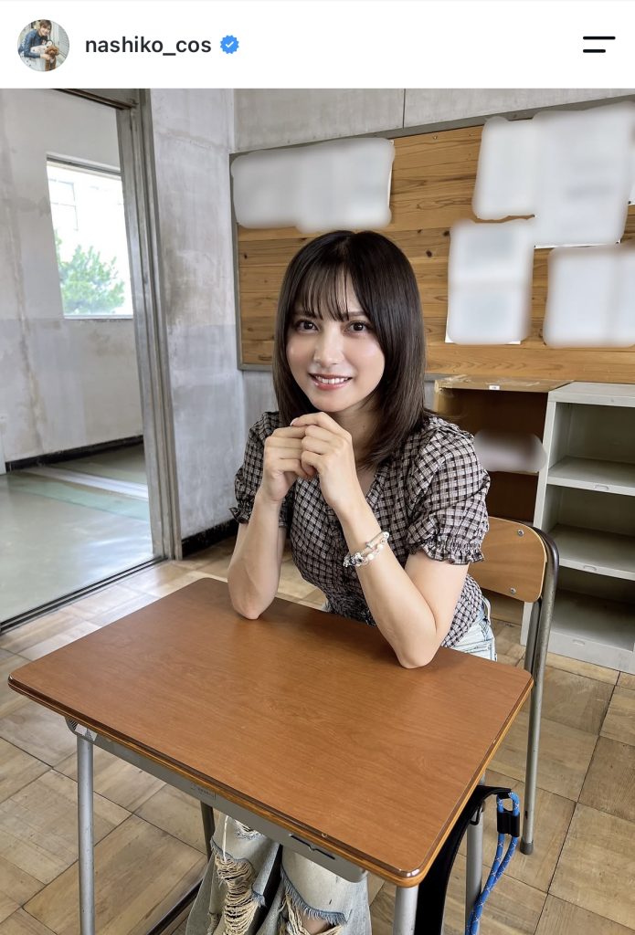 母校の机に座って学生時代を思い出す