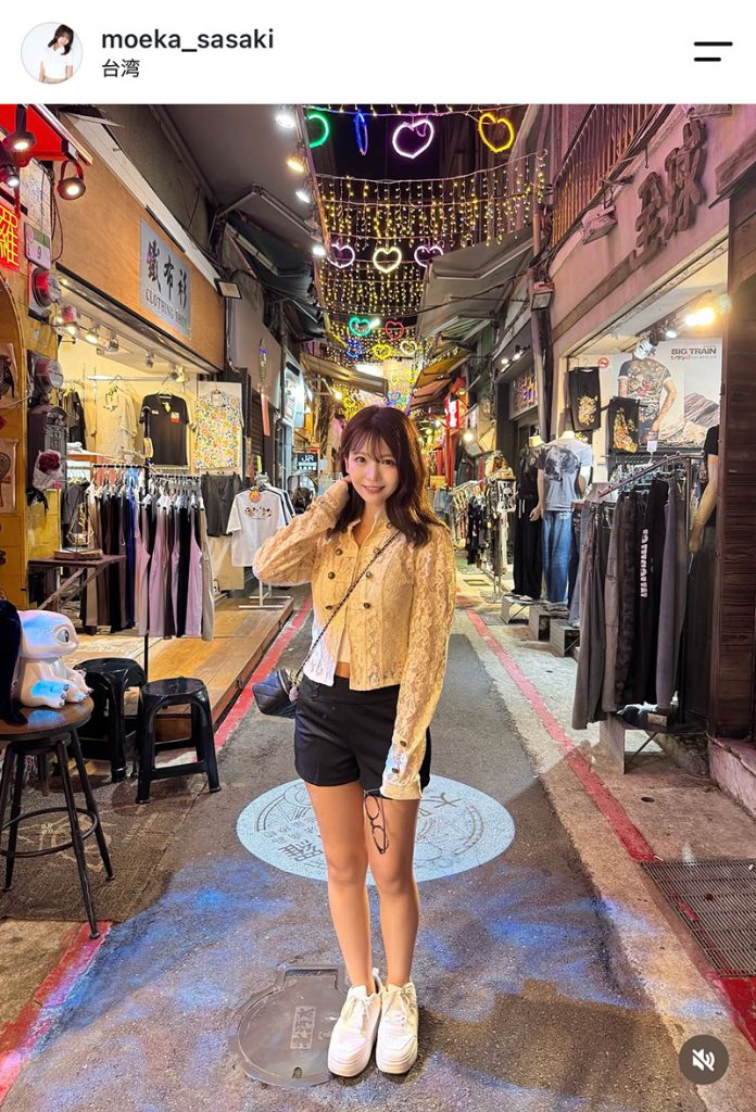 ショートパンツ姿で美しい脚を披露