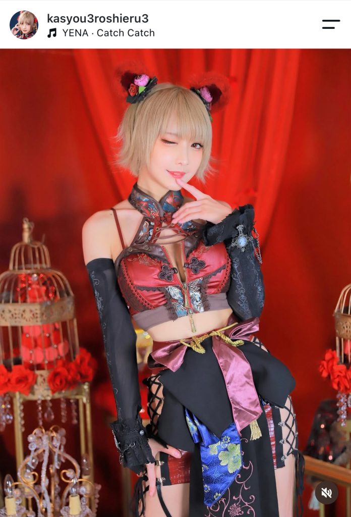 魅惑のウインクでファンを誘う