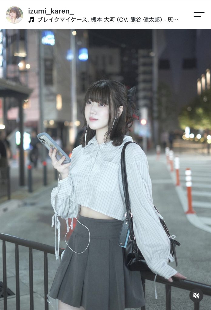 珍しく着たというシャツにミニスカート姿もキュート