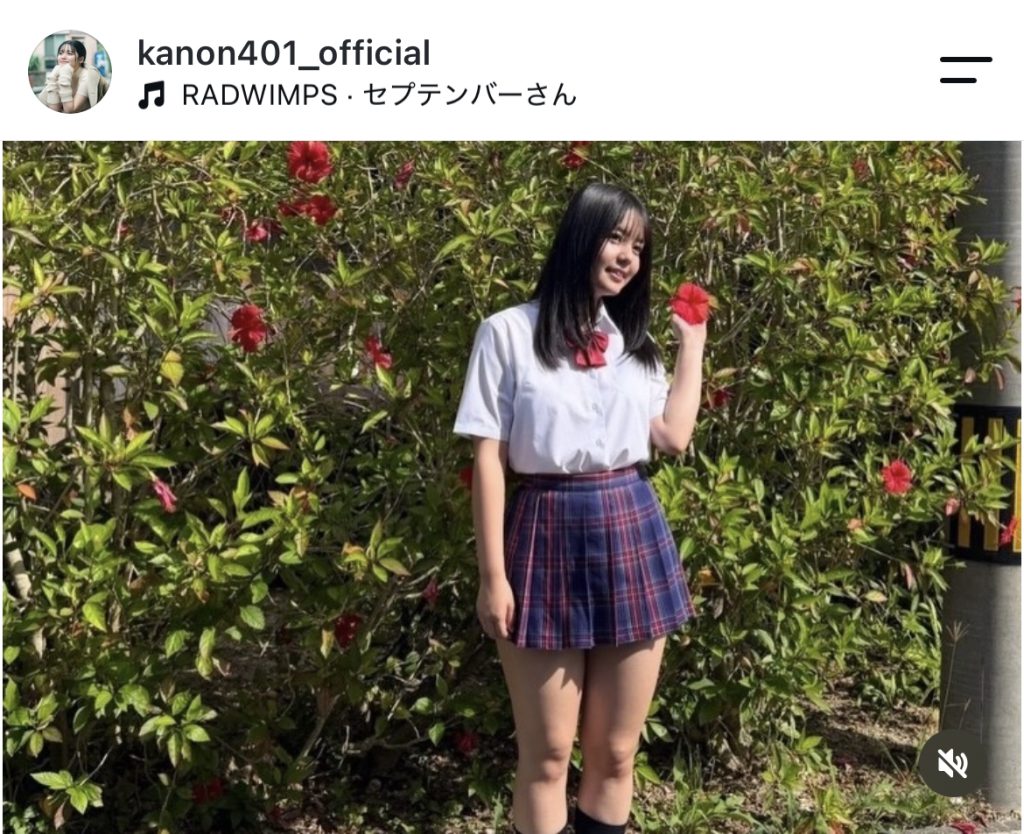 制服姿も似合っていてキュート