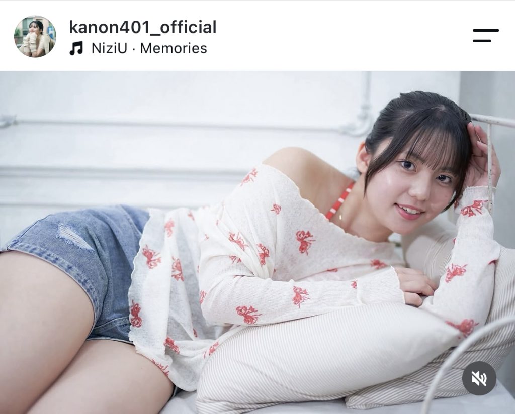 寝転んでコチラを見つめる姿にドキッ