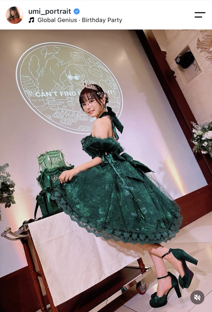 グリーンのドレスが似合っていて美しい