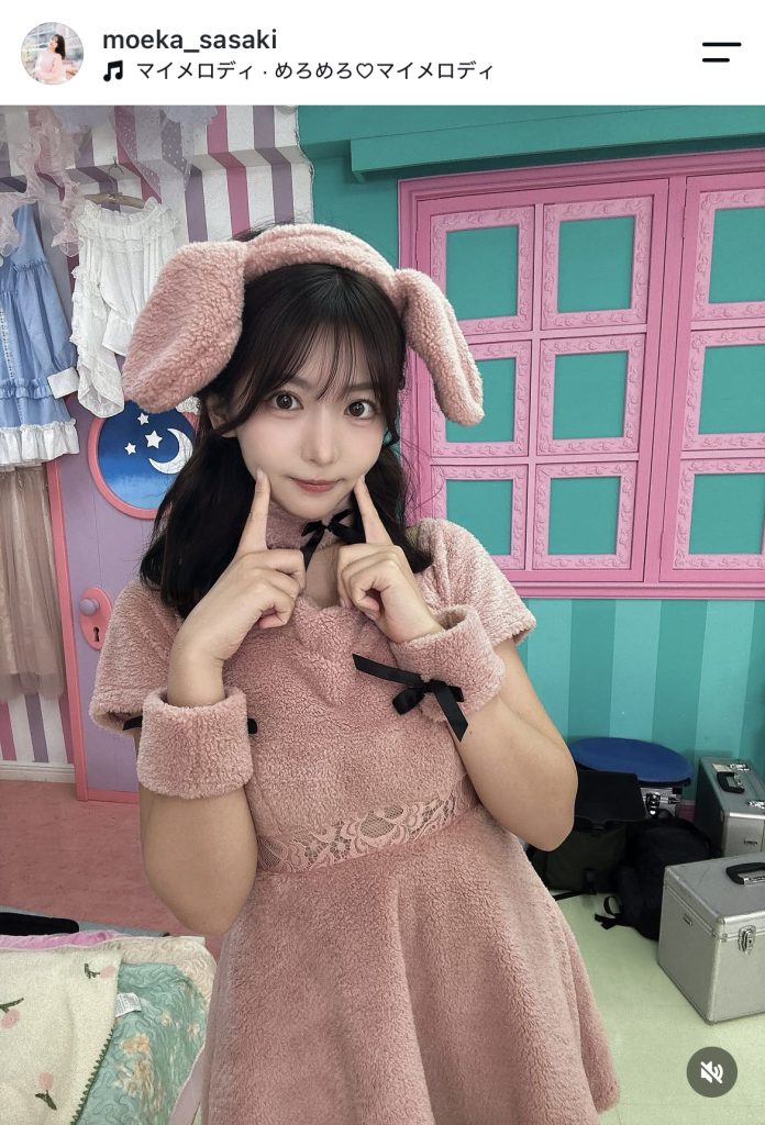 グラビアアイドル佐々木萌香がウサミミの衣装姿を披露