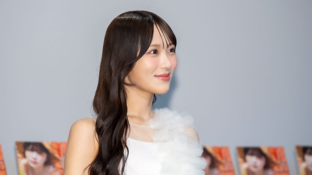 1st写真集『夏はジュリイ』発売記念取材会に出席した逢田珠里依