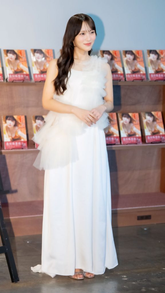 1st写真集『夏はジュリイ』発売記念取材会に出席した逢田珠里依