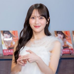 ≒JOY逢田珠里依、表紙カットは“バブみ”全開　メンバーからは肩を褒められる