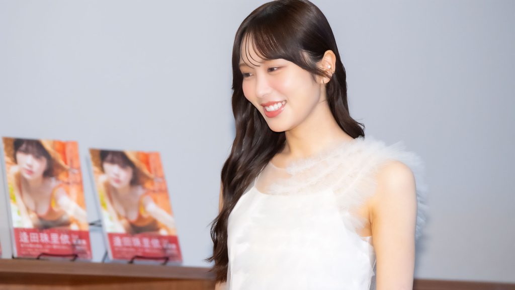 1st写真集『夏はジュリイ』発売記念取材会に出席した逢田珠里依