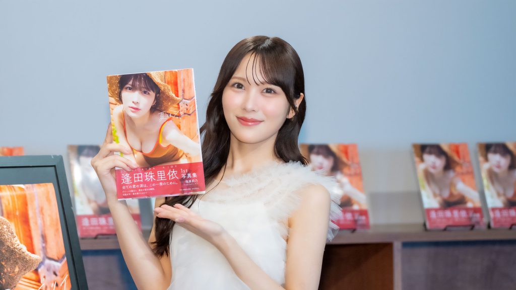 1st写真集『夏はジュリイ』発売記念取材会に出席した逢田珠里依