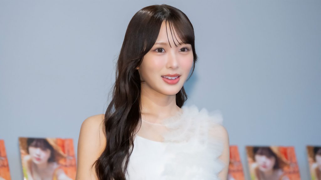 1st写真集『夏はジュリイ』発売記念取材会に出席した逢田珠里依