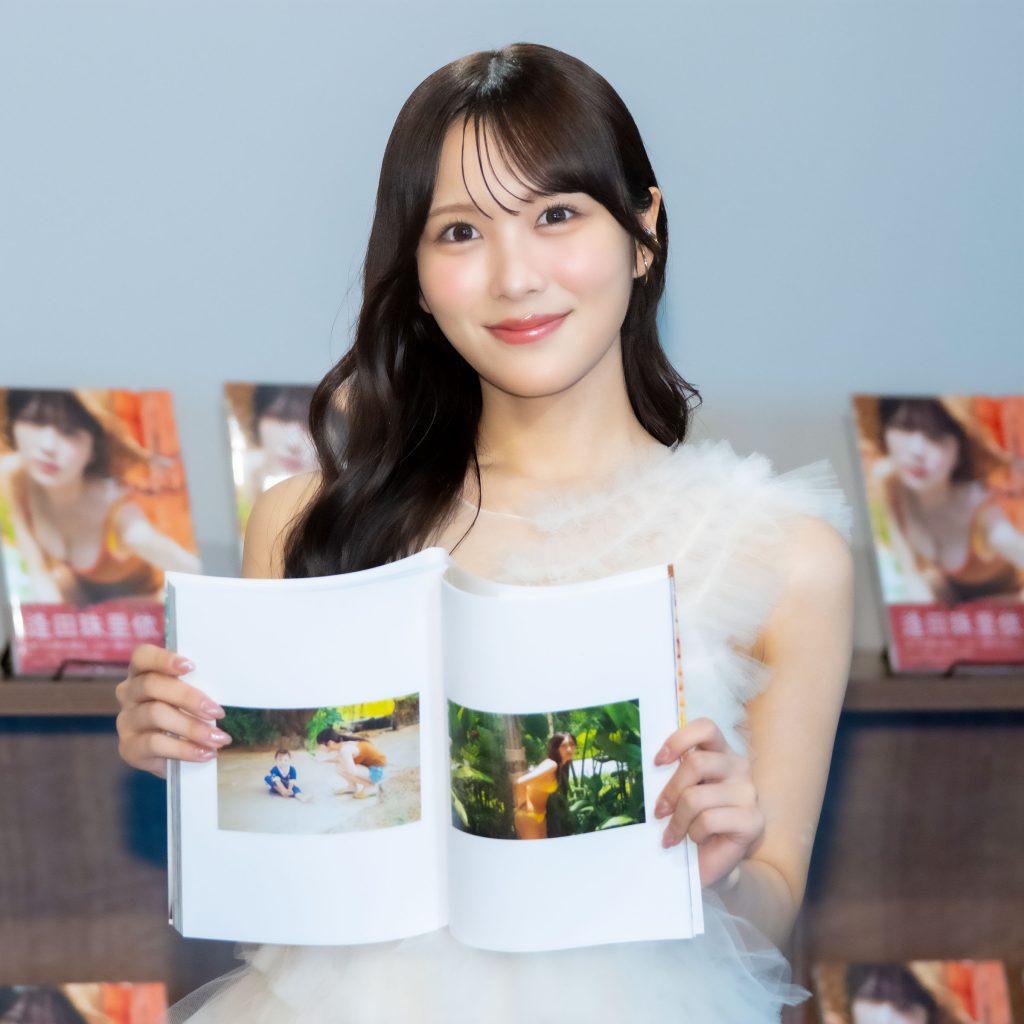1st写真集『夏はジュリイ』発売記念取材会に出席した逢田珠里依