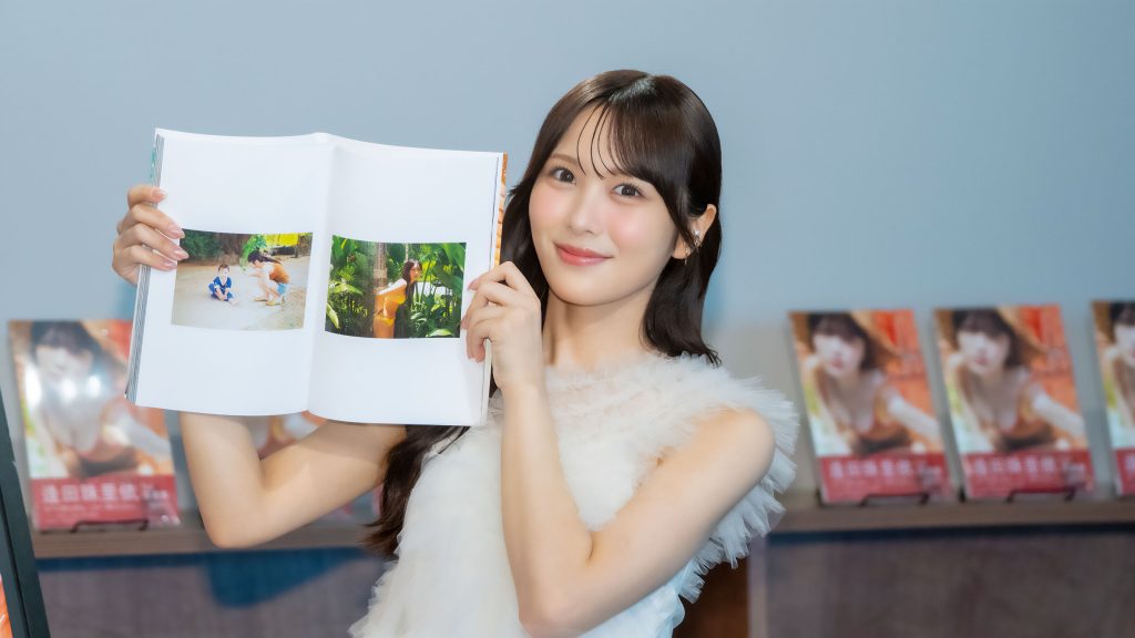 1st写真集『夏はジュリイ』発売記念取材会に出席した逢田珠里依