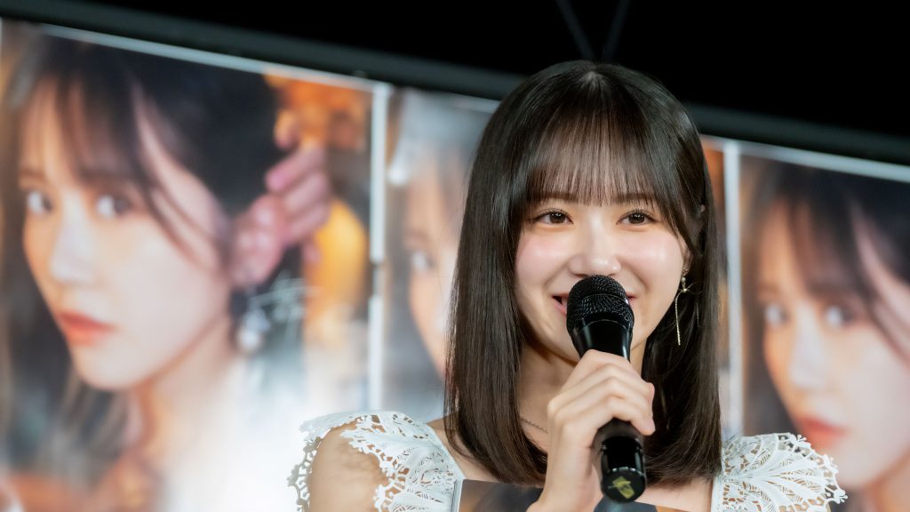 2nd写真集『舞風』発売記念取材会に出席したSTU48・中村舞