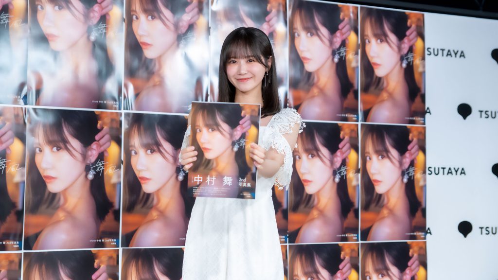2nd写真集『舞風』発売記念取材会に出席したSTU48・中村舞
